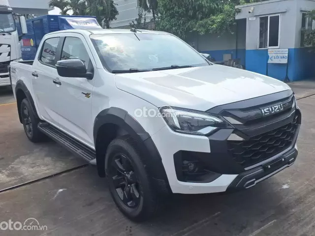 Bán tải 2 cầu số tự động màu trắng tiện dụng