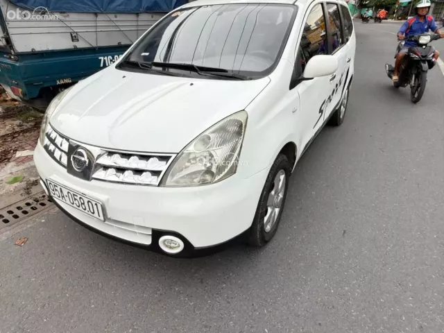 Nissan Livina 1.8 MT 2011 10