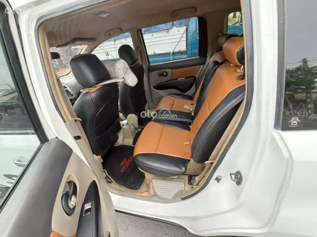 Nissan Livina 1.8 MT 2011 4