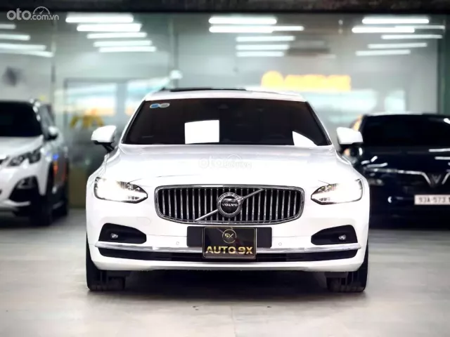 Mẫu xe sedan cao cấp, đầy đủ tiện nghi