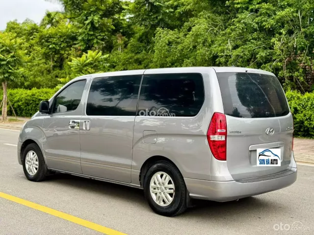 Hyundai Grand Starex 2.4 MT 2017 6