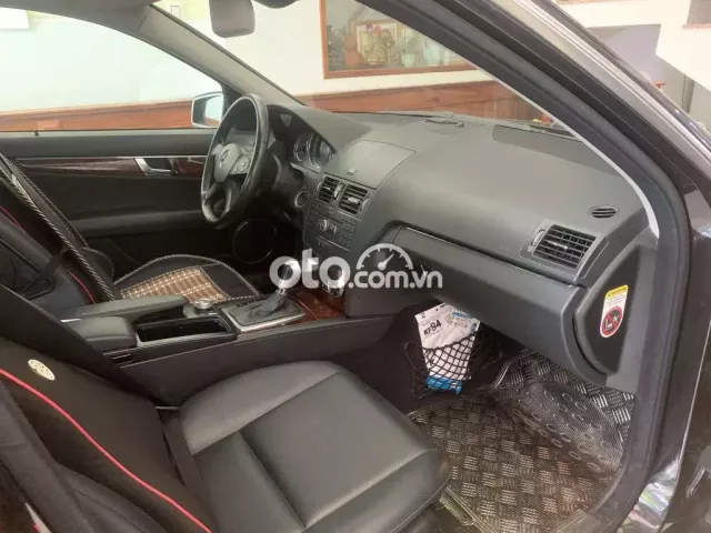 Cần bán Mercedes C200 - đời 2009 - 135000km
