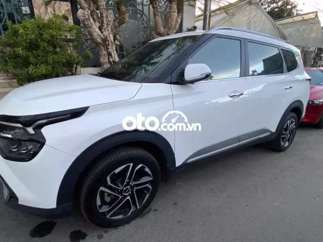 Kia Carens 2023 1.5G Luxury - 6000 km