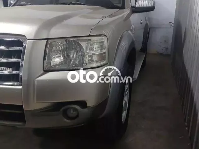 Ford Everest 8 chỗ máy dầu số tự động