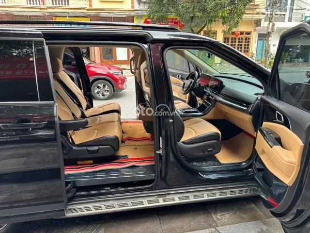 Cần bán gấp xe MPV đầy đủ tiện nghi bản Premium