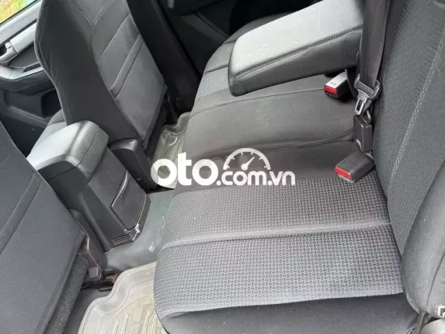 Isuzu Dmax 2015 - 13600 km