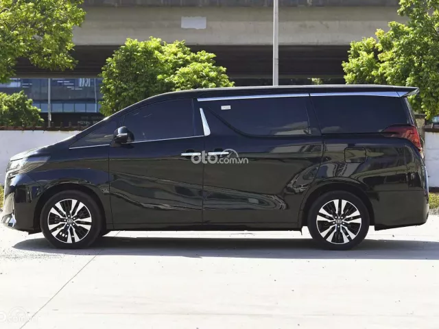 Màu Đen nội thất Đen, giá 2,9x tỷ đồng