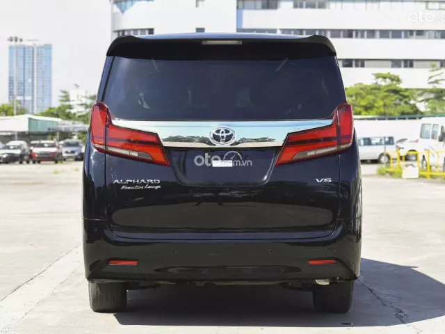 Màu Đen nội thất Đen, giá 2,9x tỷ đồng