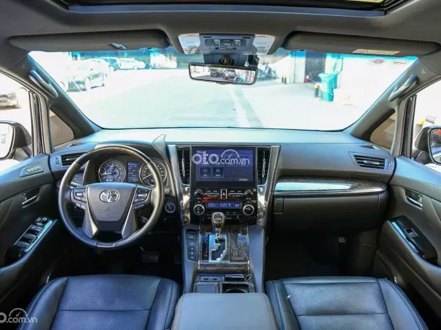 Màu Đen nội thất Đen, giá 2,9x tỷ đồng