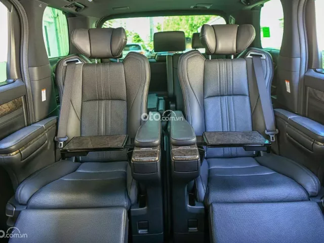 Màu Đen nội thất Đen, giá 2,9x tỷ đồng