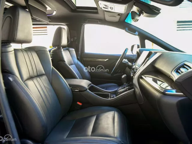 Màu Đen nội thất Đen, giá 2,9x tỷ đồng