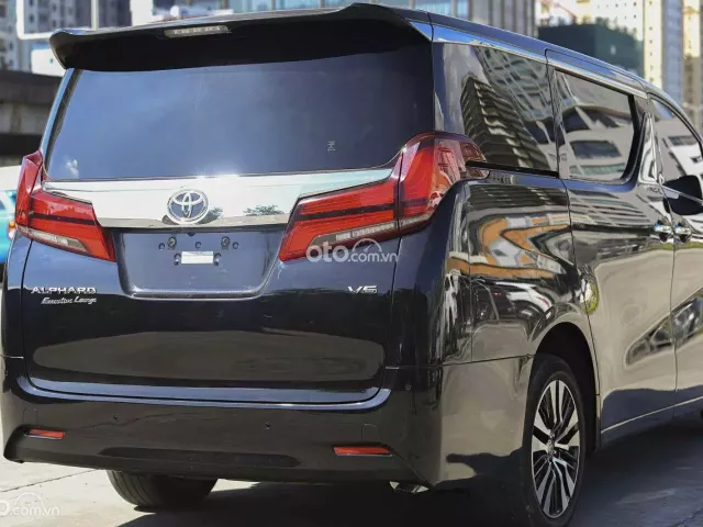 Màu Đen nội thất Đen, giá 2,9x tỷ đồng