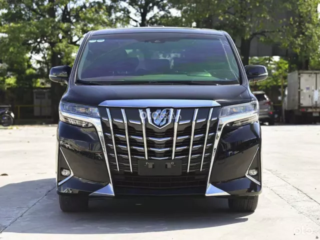 Màu Đen nội thất Đen, giá 2,9x tỷ đồng