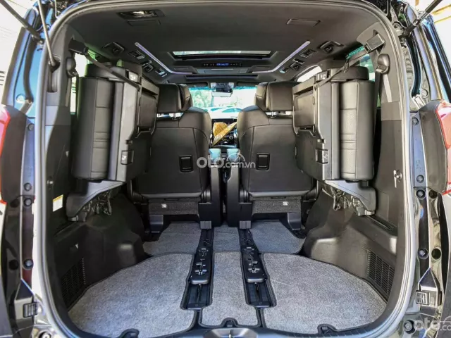 Màu Đen nội thất Đen, giá 2,9x tỷ đồng