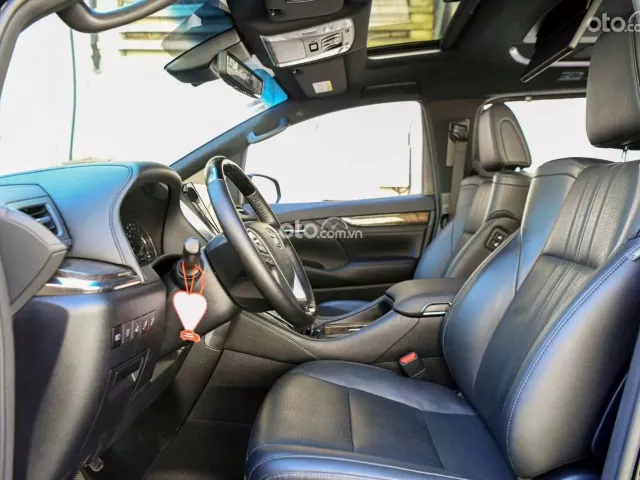 Màu Đen nội thất Đen, giá 2,9x tỷ đồng