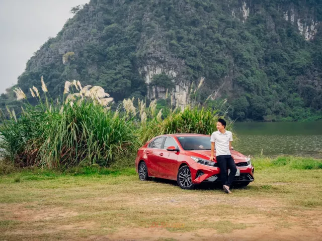Anh Phạm Công Đức bên chiếc KIA K3 màu đỏ.