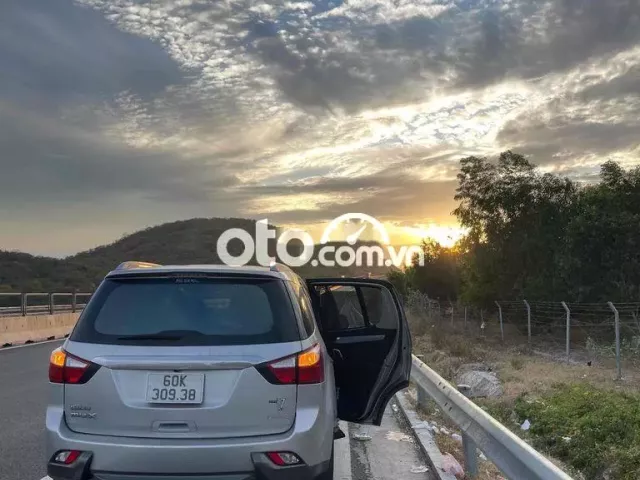 Isuzu Mu X 2017 2.5 4X2 MT - Xe gia đình đi kỹ