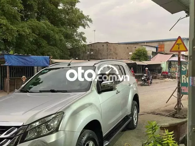 Isuzu Mu X 2017 2.5 4X2 MT - Xe gia đình đi kỹ