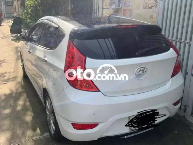 Hyundai Accent 2016 1.4 AT Hatchback - 140000 km .