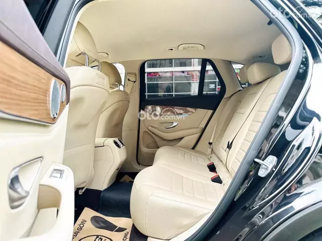 Xe sang trọng màu đen nội thất kem đẳng cấp