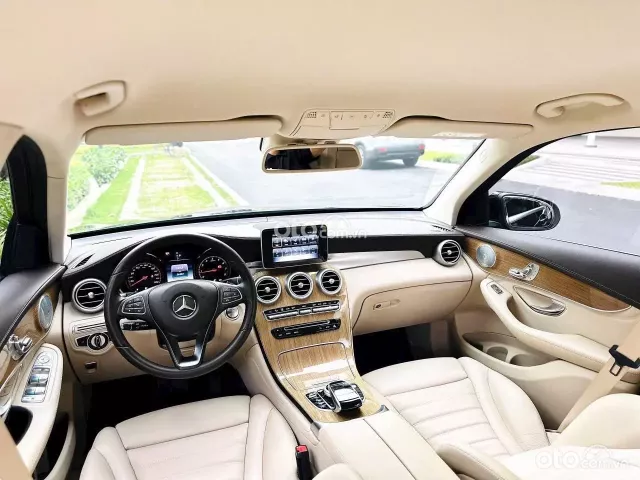 Xe sang trọng màu đen nội thất kem đẳng cấp