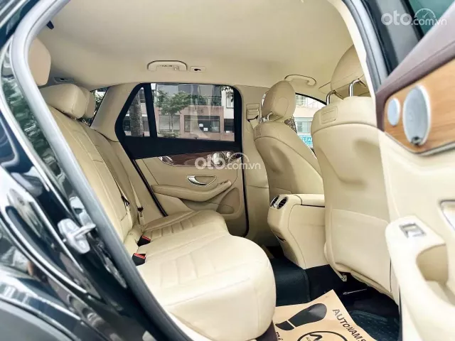 Xe sang trọng màu đen nội thất kem đẳng cấp