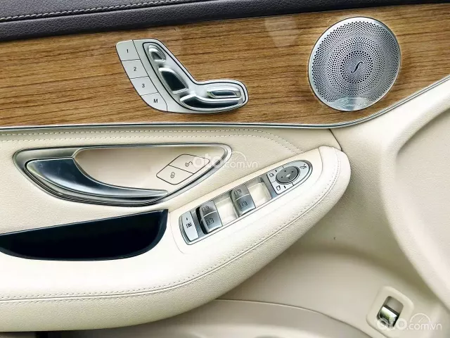 Xe sang trọng màu đen nội thất kem đẳng cấp