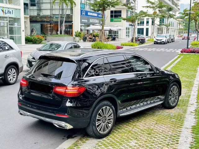 Xe sang trọng màu đen nội thất kem đẳng cấp