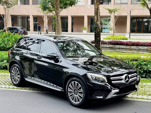 Xe sang trọng màu đen nội thất kem đẳng cấp