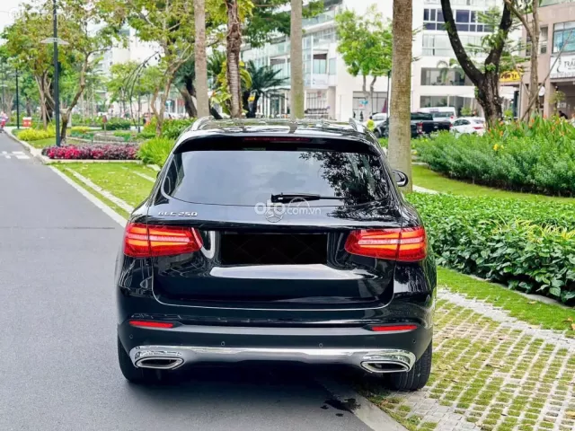 Xe sang trọng màu đen nội thất kem đẳng cấp