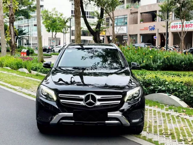 Xe sang trọng màu đen nội thất kem đẳng cấp