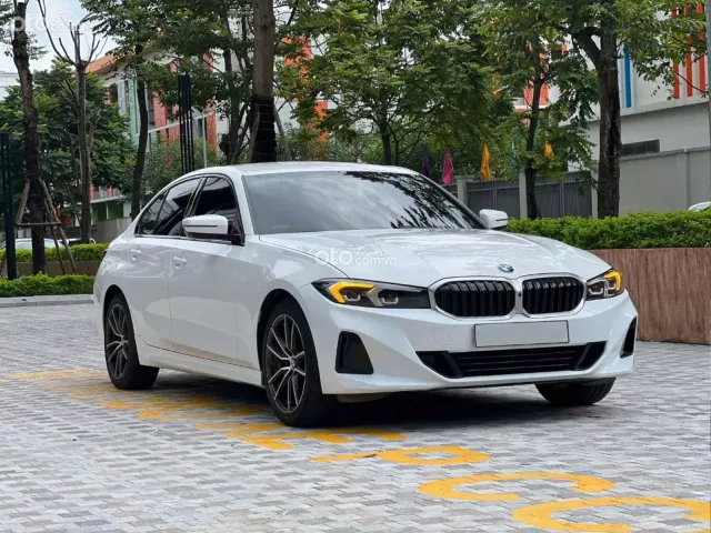 Xe Option có cả HUD trên kính lái, Màn hình cong liền khối cảm ứng