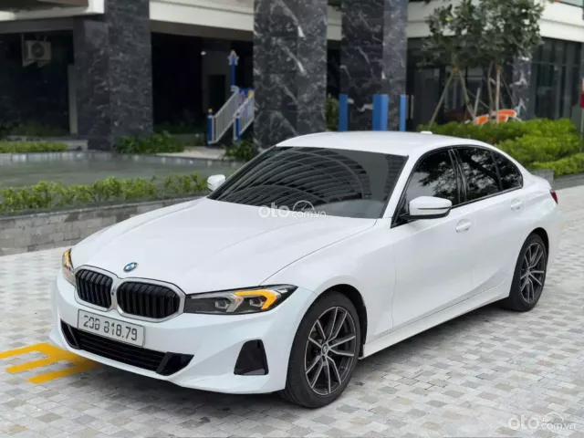 Xe Option có cả HUD trên kính lái, Màn hình cong liền khối cảm ứng