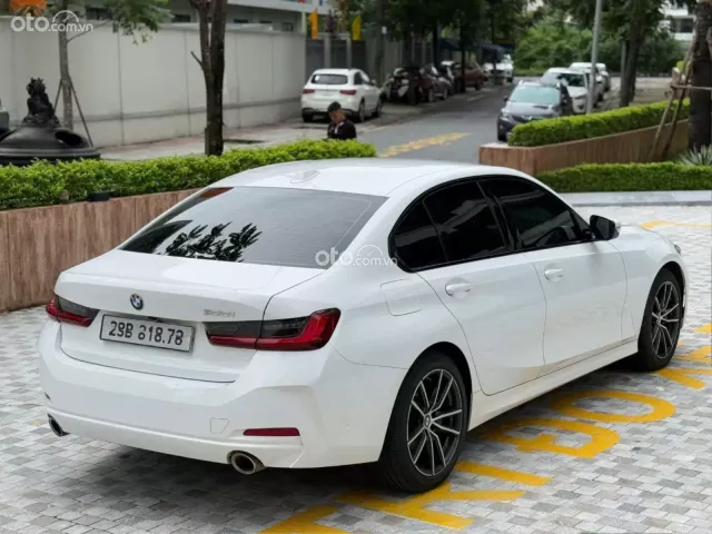 Xe Option có cả HUD trên kính lái, Màn hình cong liền khối cảm ứng