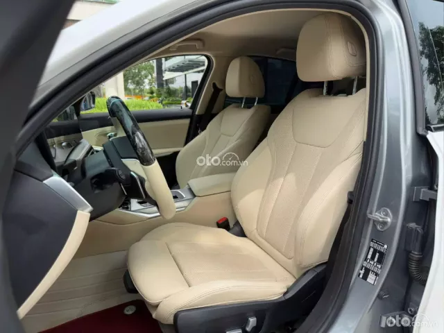 Xe Option có cả HUD trên kính lái, Màn hình cong liền khối cảm ứng