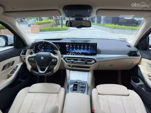 Xe Option có cả HUD trên kính lái, Màn hình cong liền khối cảm ứng