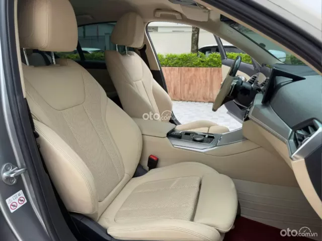 Xe Option có cả HUD trên kính lái, Màn hình cong liền khối cảm ứng