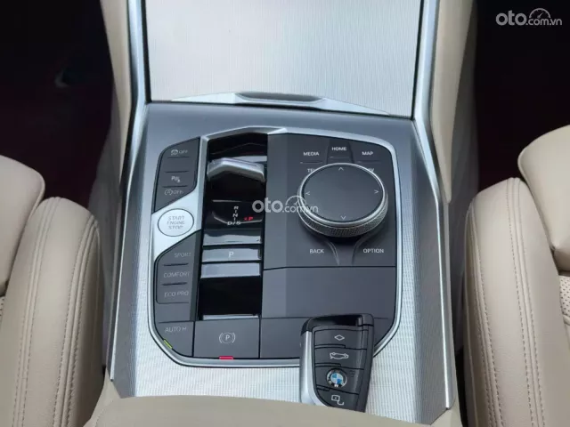 Xe Option có cả HUD trên kính lái, Màn hình cong liền khối cảm ứng