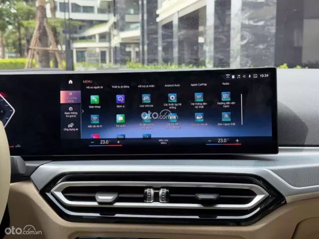 Xe Option có cả HUD trên kính lái, Màn hình cong liền khối cảm ứng