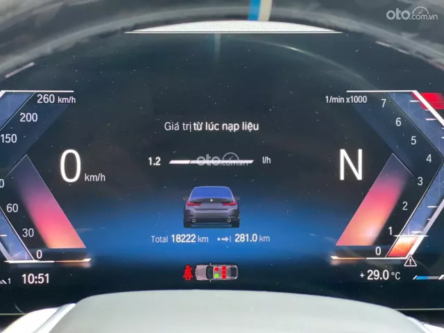 Xe Option có cả HUD trên kính lái, Màn hình cong liền khối cảm ứng