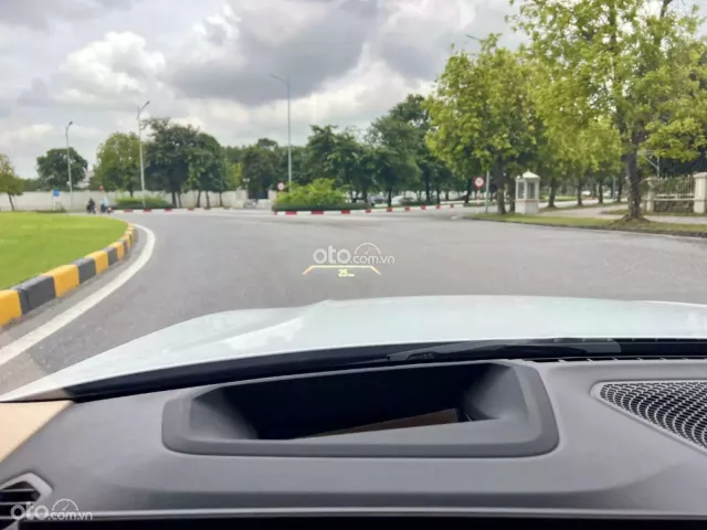 Xe Option có cả HUD trên kính lái, Màn hình cong liền khối cảm ứng