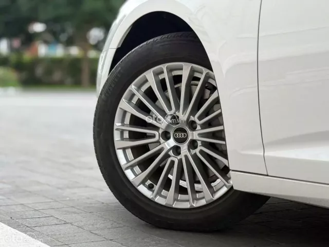 Xe nội thất còn mới, bảo dưỡng full hãng