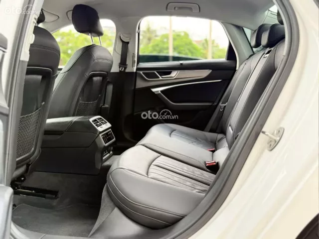 Xe nội thất còn mới, bảo dưỡng full hãng