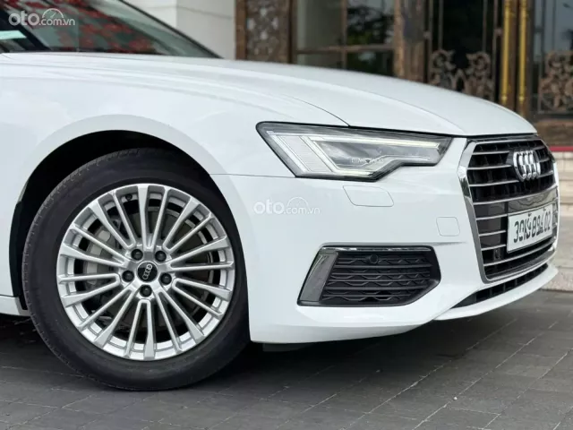 Xe nội thất còn mới, bảo dưỡng full hãng