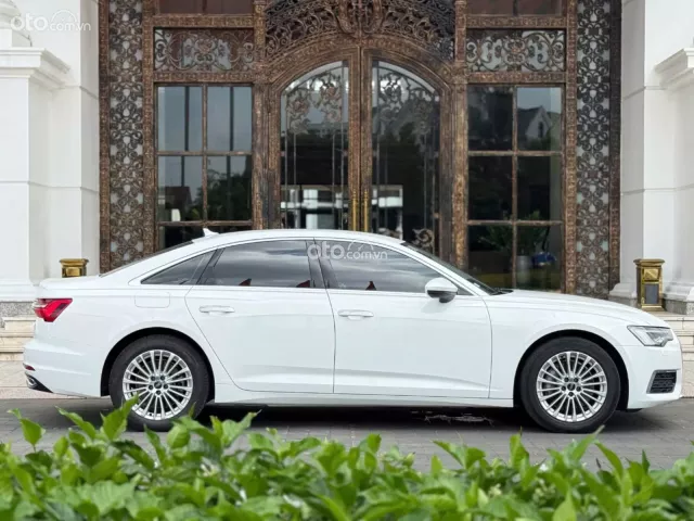 Xe nội thất còn mới, bảo dưỡng full hãng