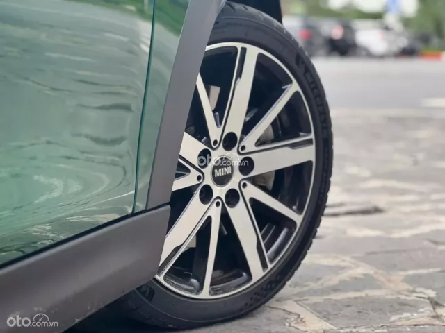 Xe dán PPF hơn 100 triệu bảo vệ sơn nguyên bả