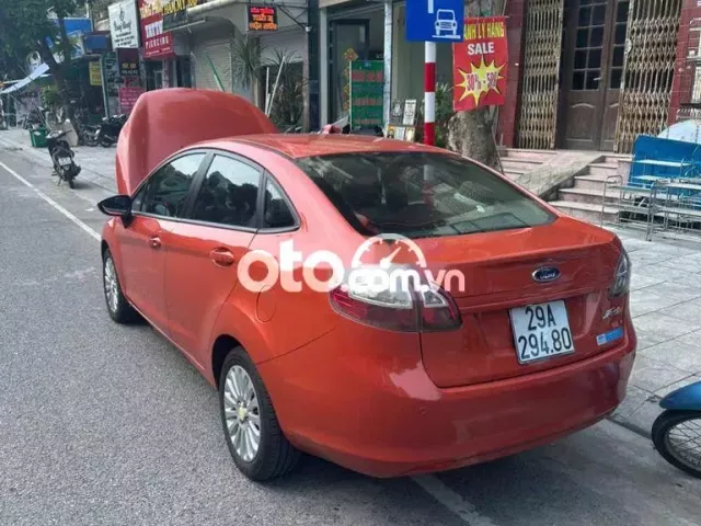 Ford Fiesta 2011 màu cam đỏ đã lăn bánh