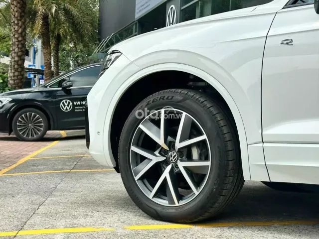 Phiên bản Rline mẫu mới sang trọng đẳng cấp ưu đãi 3 năm bảo dưỡng miễn phí