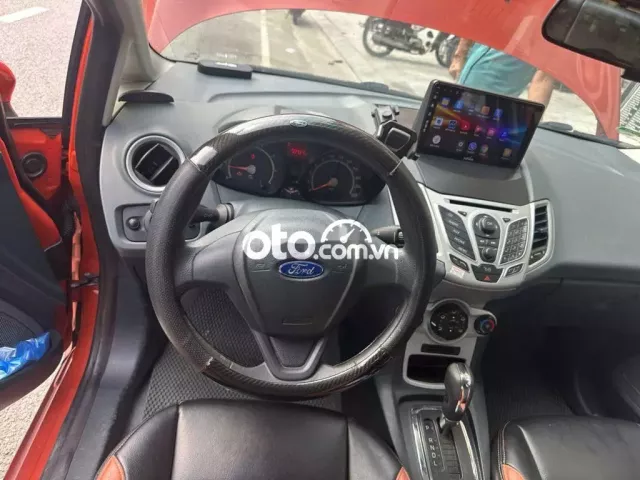 Ford Fiesta 2011 màu cam đỏ đã lăn bánh