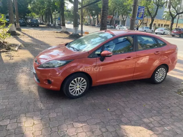 Ford Fiesta 2011 màu cam đỏ đã lăn bánh